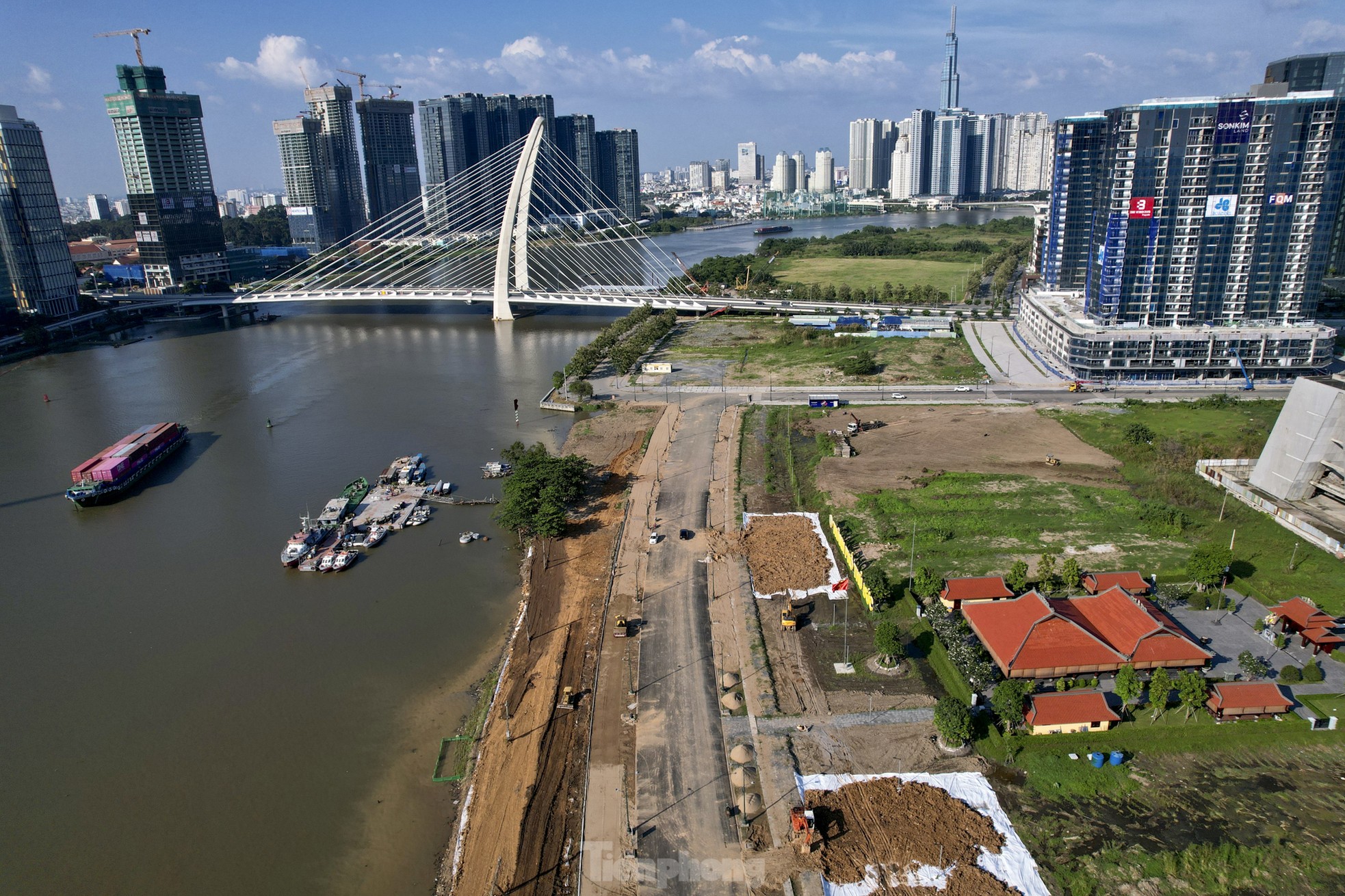 Cận cảnh thi công cải tạo bờ đông sông Sài Gòn đón Tết - Ảnh 2.