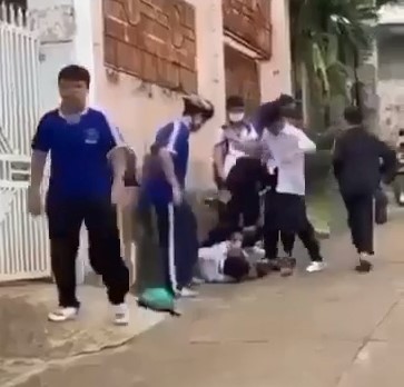 Vụ học sinh bị nhóm bạn đánh hội đồng: Nam sinh gãy ngón tay, công an vào cuộc - Ảnh 1. Vụ học sinh bị nhóm bạn đánh hội đồng: Nam sinh gãy ngón tay, công an vào cuộc - Ảnh 1.