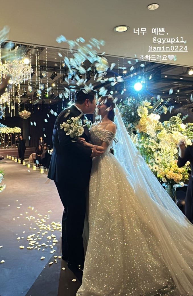 Đám cưới sao Hạ cánh nơi anh và nữ ca sĩ kém 9 tuổi: Cô dâu chú rể hôn ngọt lịm, Ahn Bo Hyun cùng nam thần Vincenzo đổ bộ - Ảnh 6.
