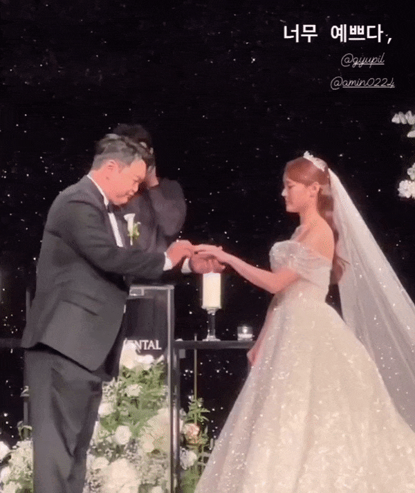 Đám cưới sao Hạ cánh nơi anh và nữ ca sĩ kém 9 tuổi: Cô dâu chú rể hôn ngọt lịm, Ahn Bo Hyun cùng nam thần Vincenzo đổ bộ - Ảnh 4.