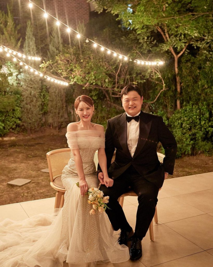 Đám cưới sao Hạ cánh nơi anh và nữ ca sĩ kém 9 tuổi: Cô dâu chú rể hôn ngọt lịm, Ahn Bo Hyun cùng nam thần Vincenzo đổ bộ - Ảnh 7.