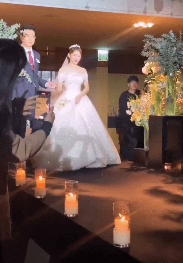 Đám cưới sao Hạ cánh nơi anh và nữ ca sĩ kém 9 tuổi: Cô dâu chú rể hôn ngọt lịm, Ahn Bo Hyun cùng nam thần Vincenzo đổ bộ - Ảnh 1.