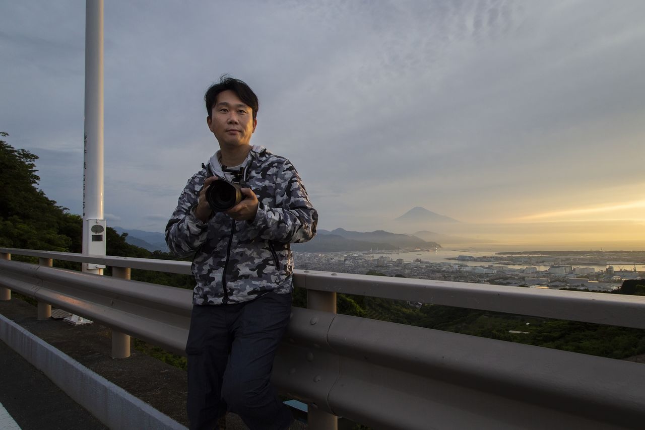 Từng &quot;phát ngán&quot; mỗi khi thấy núi Phú Sĩ, chàng thanh niên khiến cả thế giới ngỡ ngàng với những bức ảnh đẹp mê đắm về ngọn núi già của quê hương - Ảnh 1.