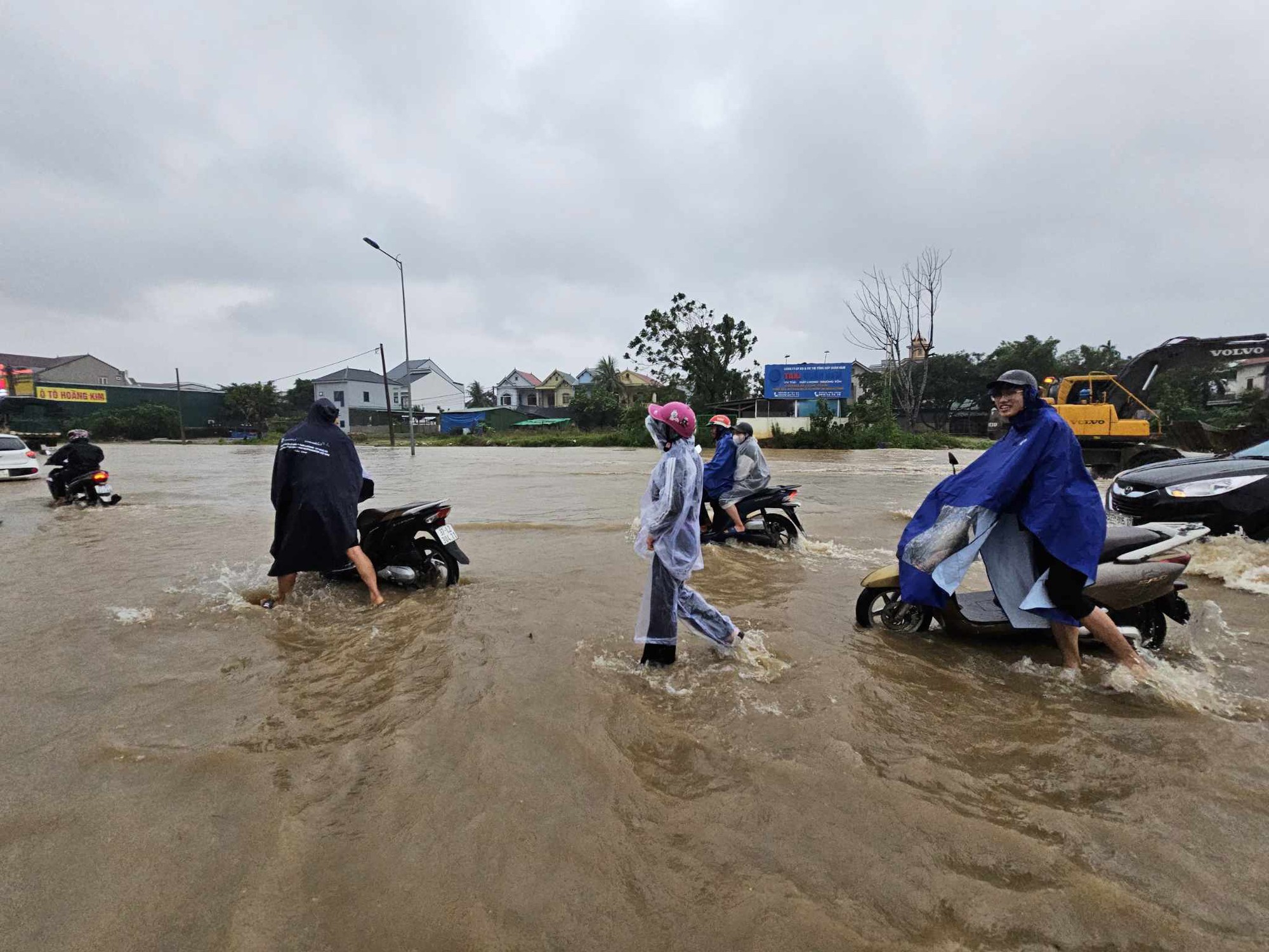 Mưa lớn, nước dâng cao, TP Vinh chìm trong biển nước - Ảnh 6.