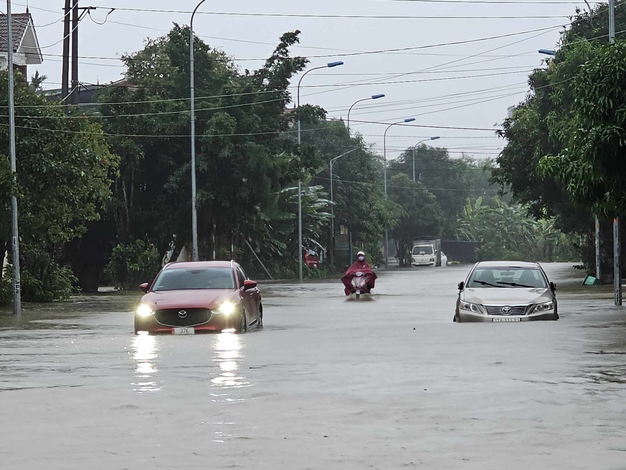 Mưa lớn, nước dâng cao, TP Vinh chìm trong biển nước - Ảnh 5.