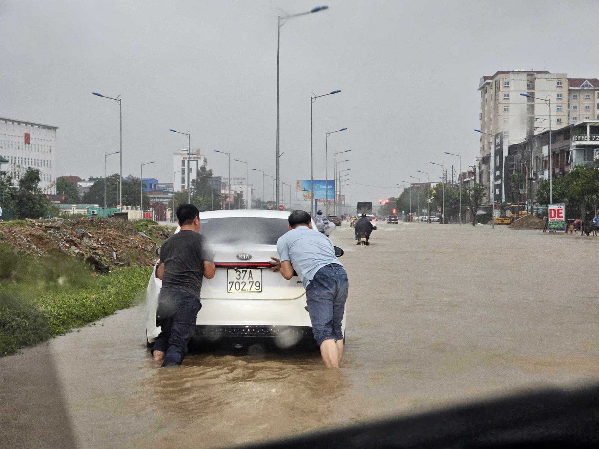 Mưa lớn, nước dâng cao, TP Vinh chìm trong biển nước - Ảnh 4.