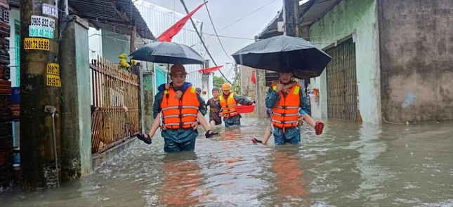 Miền Trung đối mặt với thiên tai - Ảnh 1.