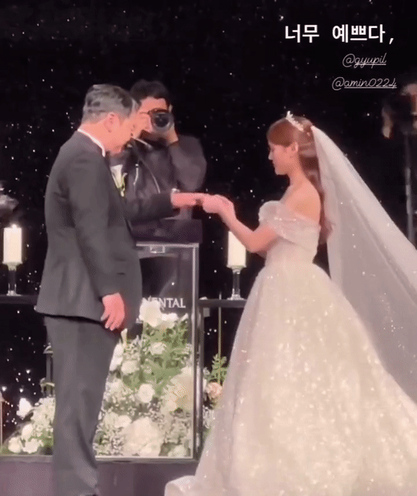 Đám cưới sao Hạ cánh nơi anh và nữ ca sĩ kém 9 tuổi: Cô dâu chú rể hôn ngọt lịm, Ahn Bo Hyun cùng nam thần Vincenzo đổ bộ - Ảnh 5.
