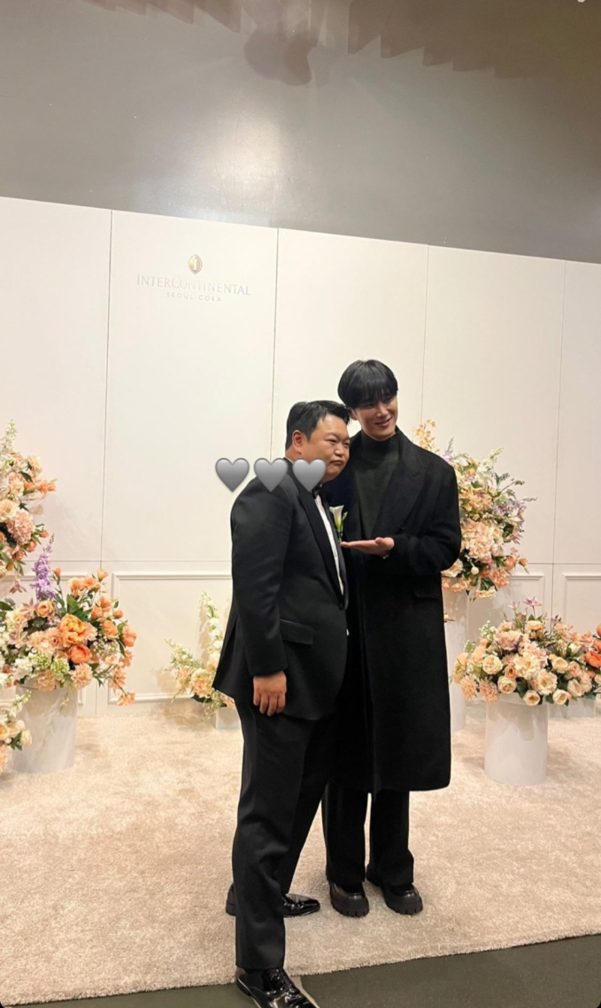 Đám cưới sao Hạ cánh nơi anh và nữ ca sĩ kém 9 tuổi: Cô dâu chú rể hôn ngọt lịm, Ahn Bo Hyun cùng nam thần Vincenzo đổ bộ - Ảnh 8.