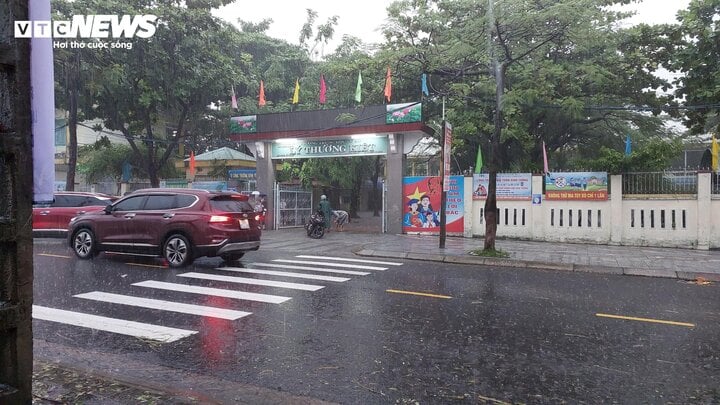 Dự báo mưa lớn gây ngập lụt, Đà Nẵng cho học sinh nghỉ học ngày 13/11 - Ảnh 1.