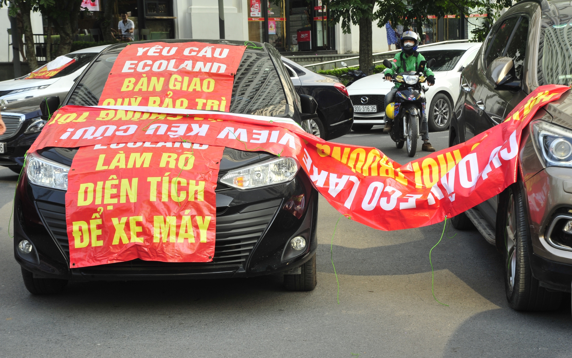 Hà Nội: Cư dân căng băng rôn, đỗ ô tô chặn cửa hầm phản đối vì chủ đầu tư không bàn giao quỹ bảo trì