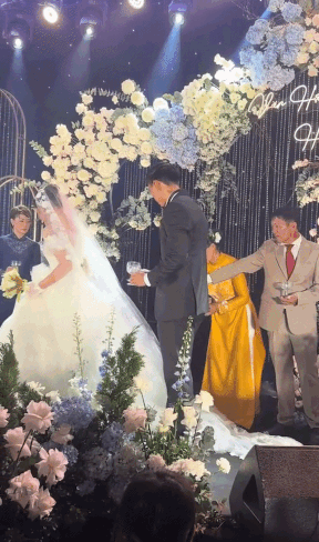 Sợ con dâu ngã, mẹ Đoàn Văn Hậu đã liên tục làm việc này cho Doãn Hải My trước mặt hàng trăm quan khách - Ảnh 2. Sợ con dâu ngã, mẹ Đoàn Văn Hậu đã liên tục làm việc này cho Doãn Hải My trước mặt hàng trăm quan khách - Ảnh 2.