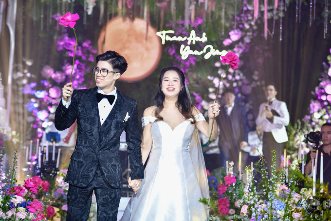 Đám cưới sang xịn ở Ba Đình, Hà Nội: Cô dâu chú rể chi cả tỷ cho concept cổ tích với hơn 1 tấn hoa nhập khẩu - Ảnh 8.