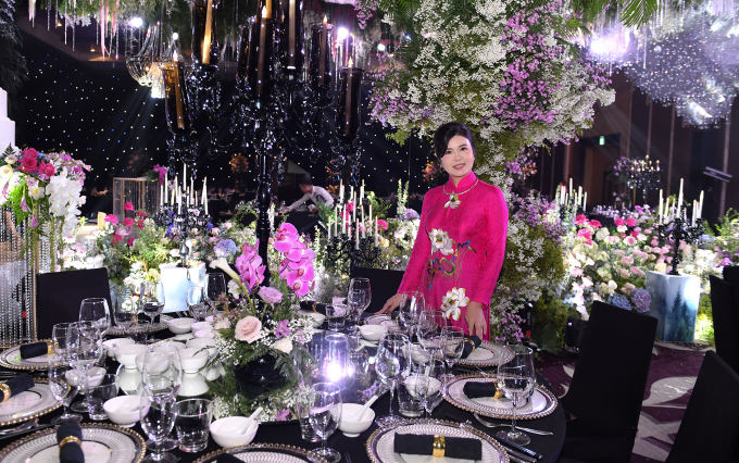Đám cưới sang xịn ở Ba Đình, Hà Nội: Cô dâu chú rể chi cả tỷ cho concept cổ tích với hơn 1 tấn hoa nhập khẩu - Ảnh 5.