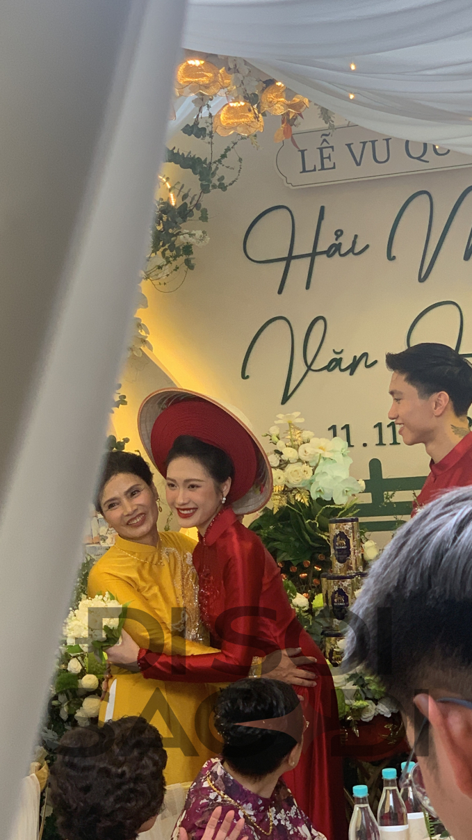 Sợ con dâu ngã, mẹ Đoàn Văn Hậu đã liên tục làm việc này cho Doãn Hải My trước mặt hàng trăm quan khách - Ảnh 5. Sợ con dâu ngã, mẹ Đoàn Văn Hậu đã liên tục làm việc này cho Doãn Hải My trước mặt hàng trăm quan khách - Ảnh 5.