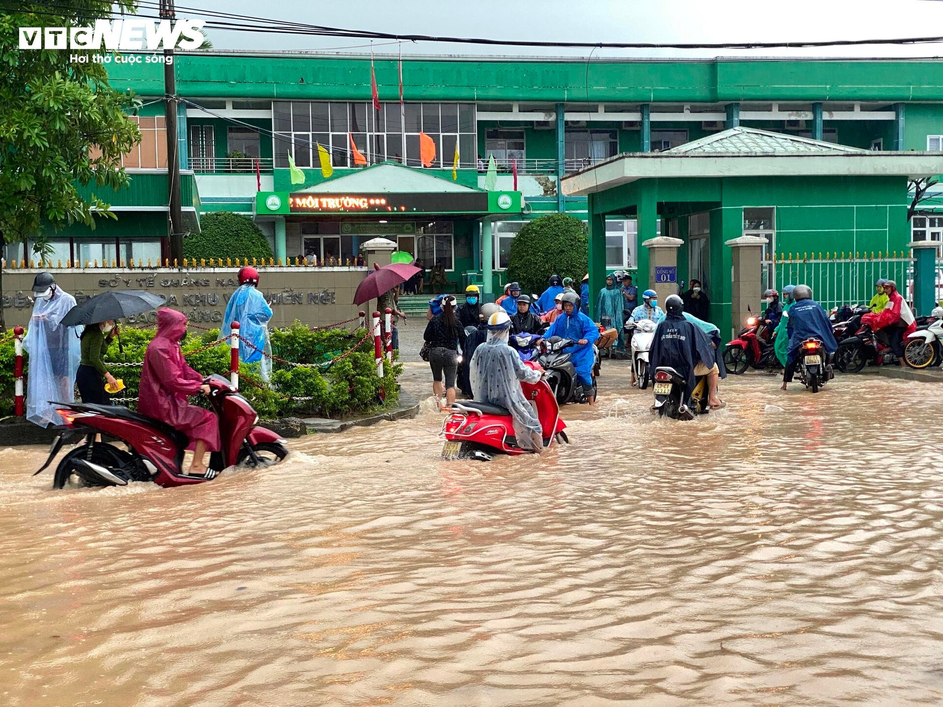 Mưa lớn, nước sông dâng cao, dân vùng 'rốn lũ' Quảng Nam lội nước đi khám bệnh - Ảnh 1.