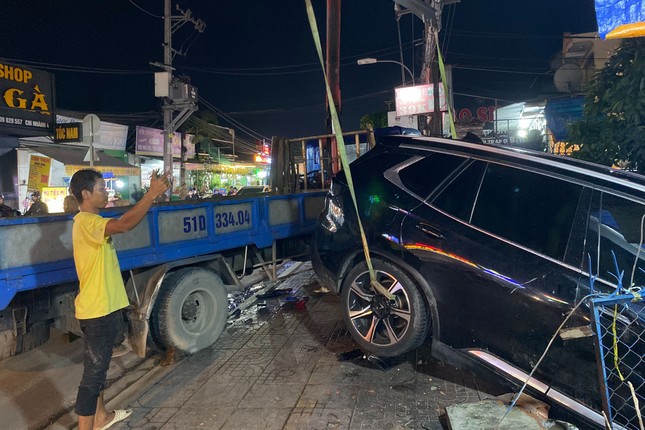 Nguyên nhân ban đầu vụ ô tô gây tai nạn liên hoàn làm 3 người thương vong - Ảnh 4.