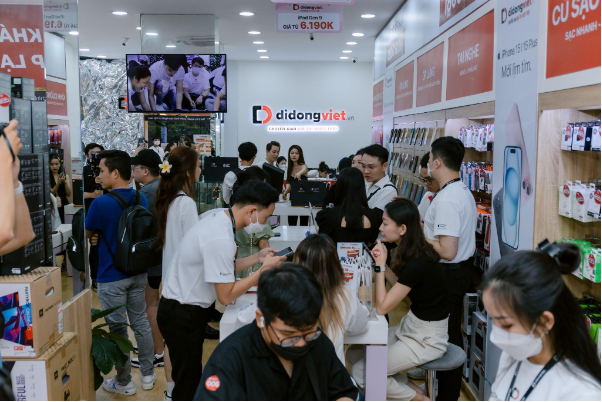 Loạt sao Việt bật mí nơi mua iPhone 15 - Ảnh 1. Loạt sao Việt bật mí nơi mua iPhone 15 - Ảnh 1.