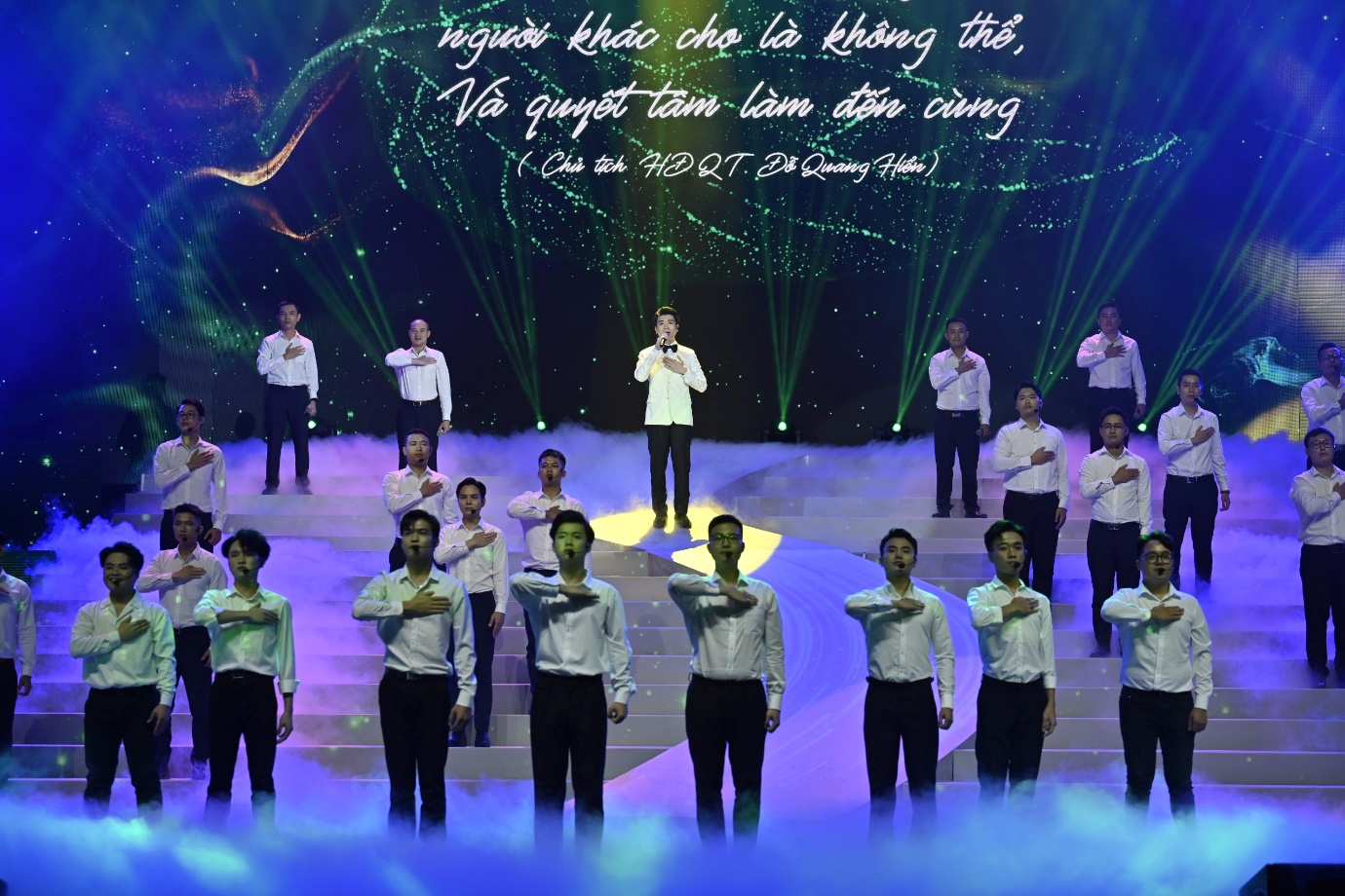 Chân dung vị Phó Chủ tịch vừa gây sốt mạng xã hội trên sân khấu kỷ niệm 30 năm thành lập SHB - Ảnh 4. Chân dung vị Phó Chủ tịch vừa gây sốt mạng xã hội trên sân khấu kỷ niệm 30 năm thành lập SHB - Ảnh 4.