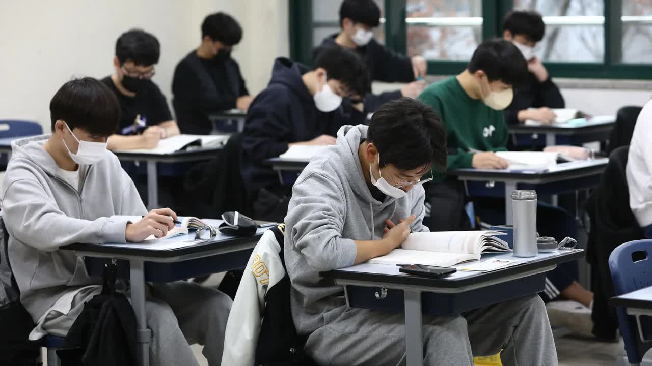 Kỳ thi đại học Hàn Quốc khủng khiếp đến mức nào? Đến Tổng thống cũng phàn nàn, phải cắt bỏ đề thi dài 9 tiếng- Ảnh 1.