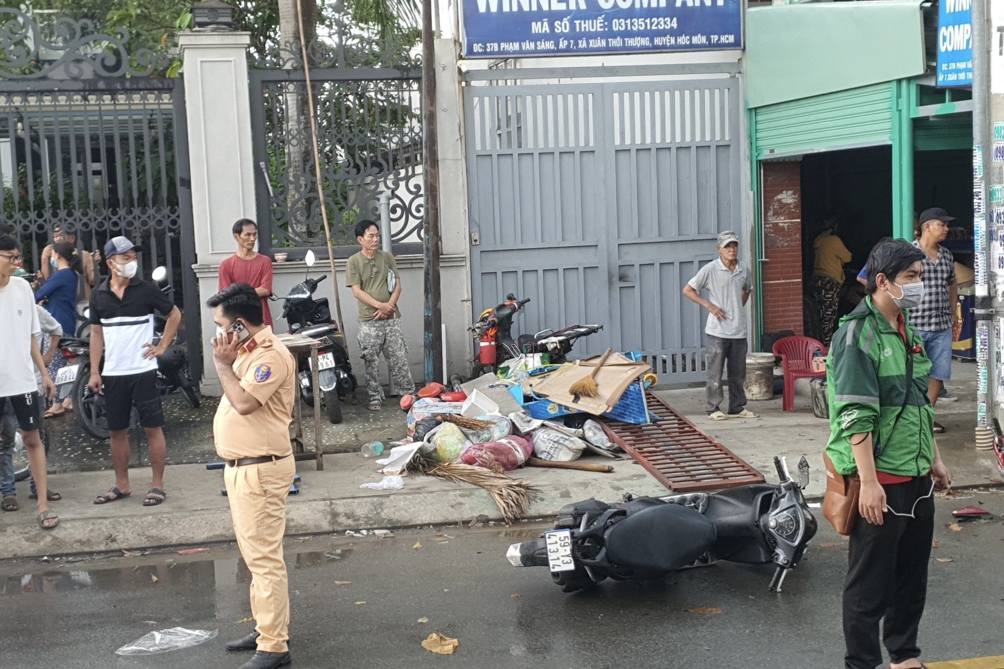 Tai nạn nghiêm trọng ở Hóc Môn, nam sinh nhìn thi thể bạn thân khóc nghẹn - Ảnh 1.