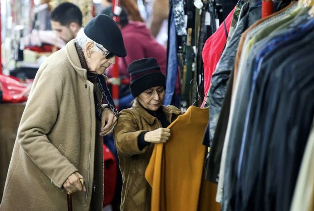 Lạm phát tăng 143%, người Argentina không dám mua quần bò mới - Ảnh 1.