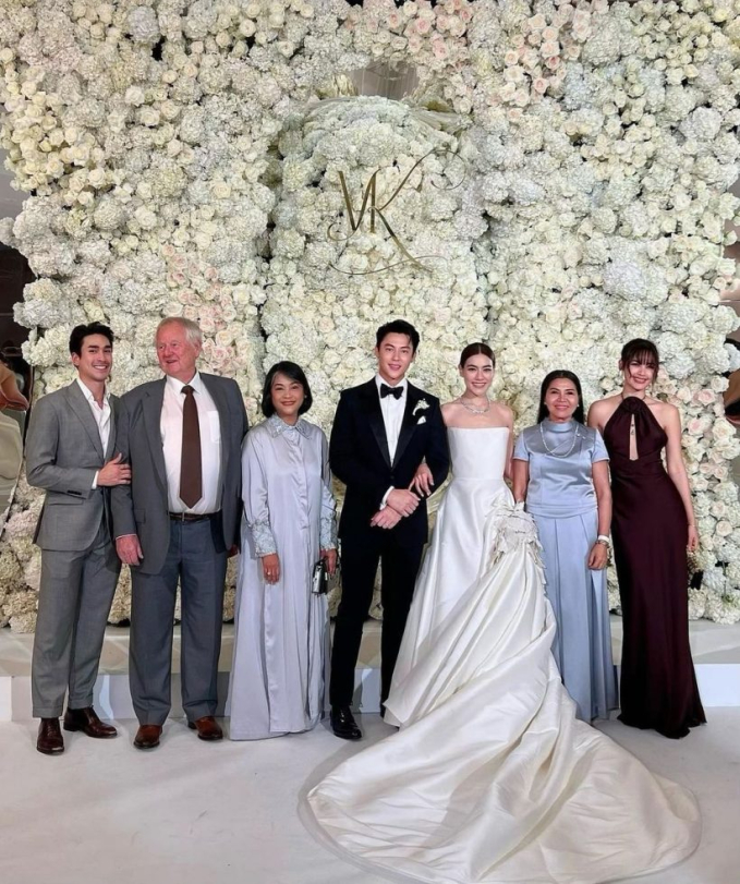Bông hồng lai Yaya Urassaya bất ngờ gây tranh cãi vì diện bộ đầm này dự hôn lễ khủng của Mark Prin - Kimmy - Ảnh 1.