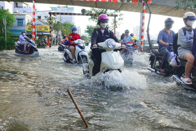 TPHCM khẩn trương ứng phó đợt triều cường giữa tháng 11 - Ảnh 1.