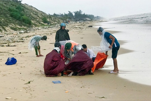 Phát hiện thi thể nữ giới trôi dạt vào bờ biển Thừa Thiên Huế - Ảnh 1.
