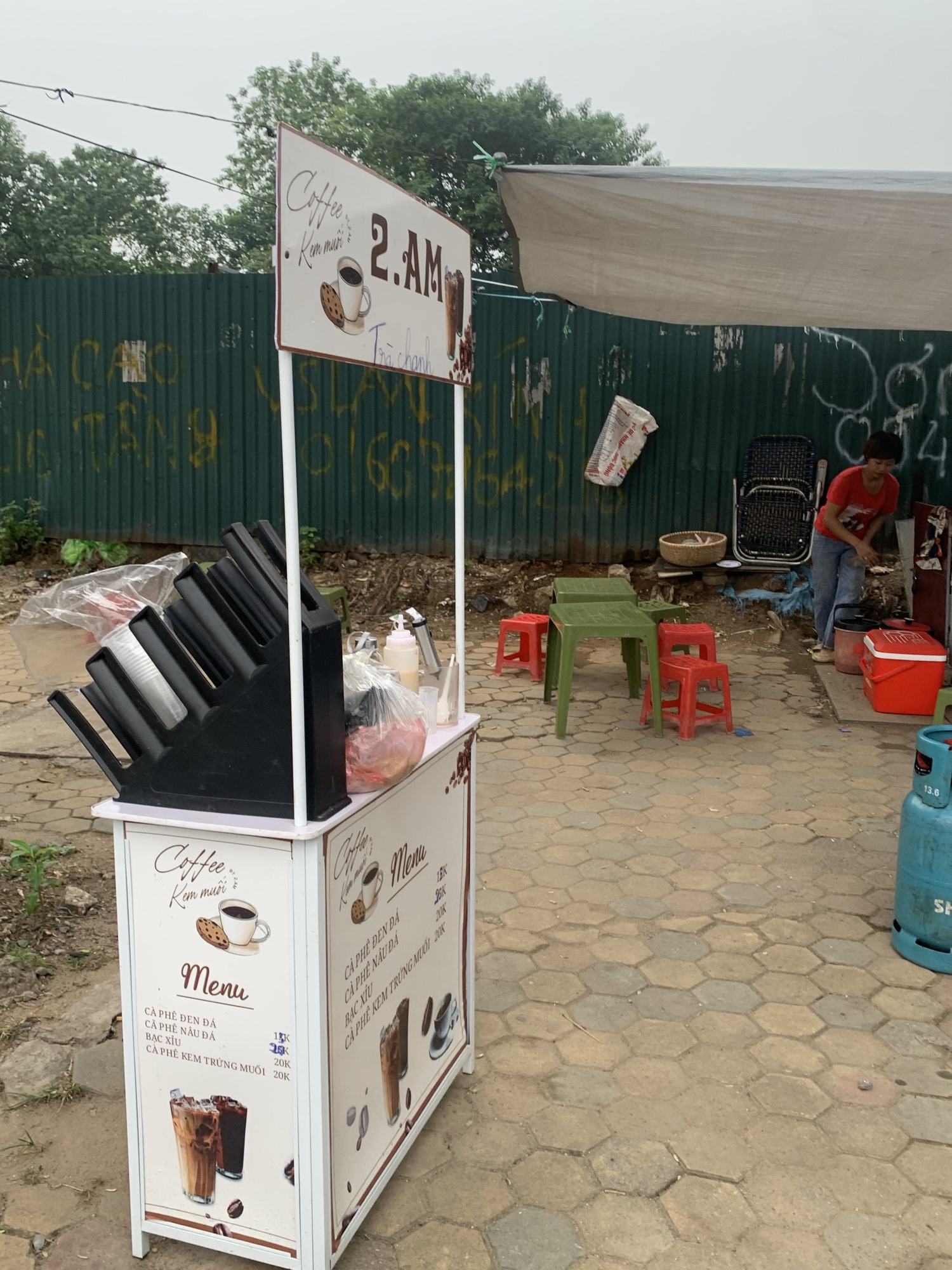 Nhiều hàng quán ở Hà Nội chấp nhận chuyển về ngõ nhỏ hoặc bán vỉa hè vì không đủ chi phí thuê nhà mặt phố- Ảnh 5.