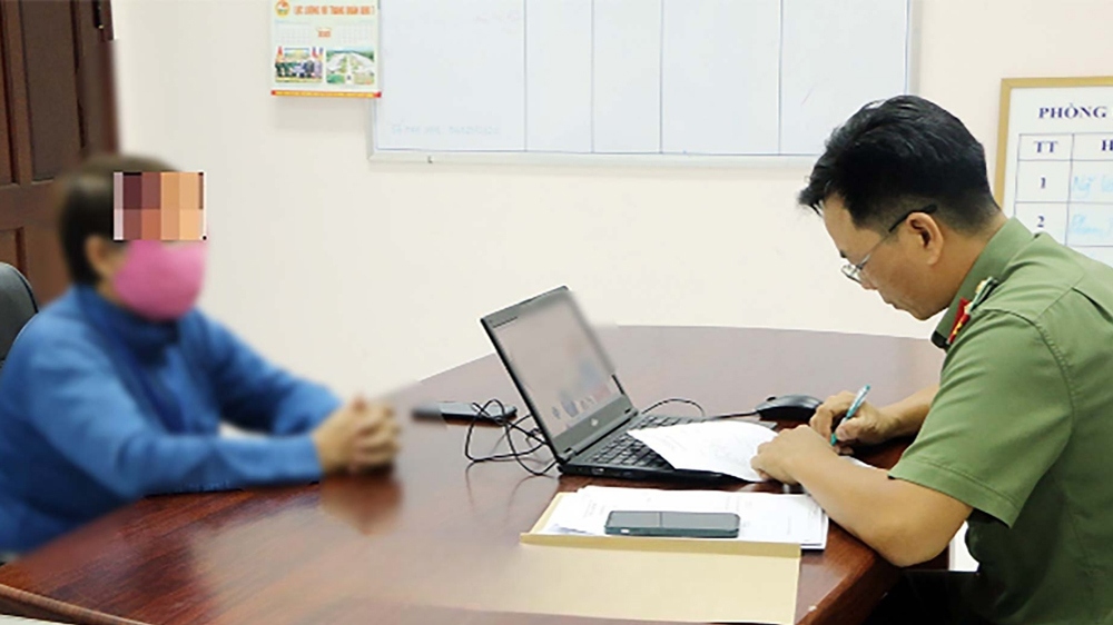 Người phụ nữ bị "b&aacute;c sĩ Li&ecirc;n Hợp Quốc" dỏm lừa tiền - Ảnh 1.