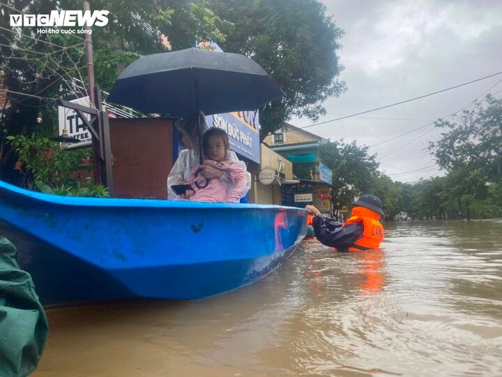 80% tuyến đường  TP Huế ngập sâu trong nước, dự báo tiếp tục mưa lớn - Ảnh 4.