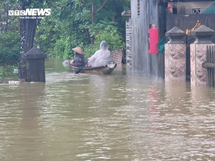 80% tuyến đường  TP Huế ngập sâu trong nước, dự báo tiếp tục mưa lớn - Ảnh 6.