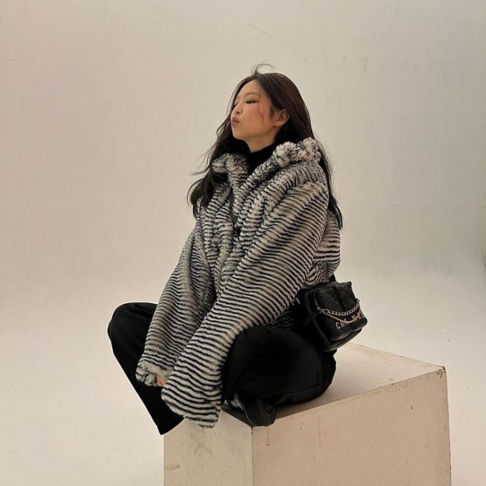 Sắm đồ theo Jennie: 6 mẫu áo khoác vừa ấm vừa sang giúp phong cách mùa đông của bạn bắt mắt như công chúa YG - Ảnh 1.