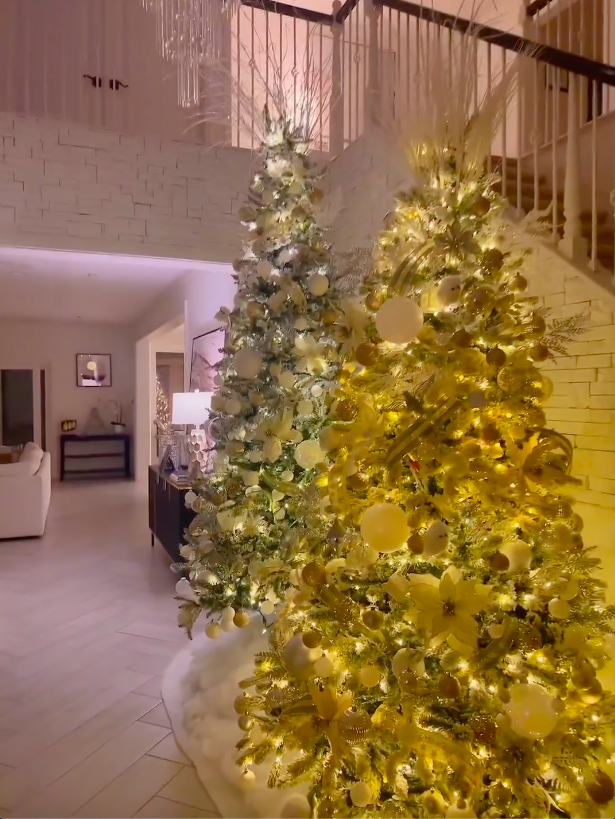 Phạm Hương &quot;flex&quot; biệt thự lên đèn đón Noel: Bày trí 6 cây thông, nhìn toàn cảnh phòng khách biết giàu cỡ nào- Ảnh 1.