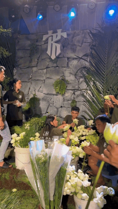Đám cưới Puka - Gin Tuấn Kiệt ở Đồng Tháp: Decor công phu, mang vào sân nhà cả ao cá, thác nước với 2000 bông sen trắng - Ảnh 3.