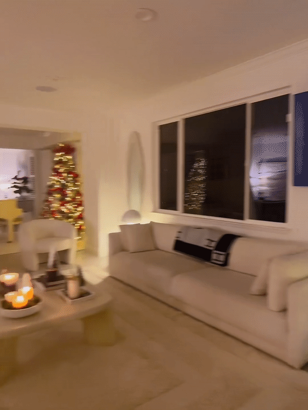 Phạm Hương &quot;flex&quot; biệt thự lên đèn đón Noel: Bày trí 6 cây thông, nhìn toàn cảnh phòng khách biết giàu cỡ nào- Ảnh 5.