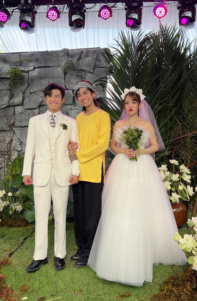 Sao Vbiz "quậy bung nóc" ở đám cưới Đồng Tháp của Puka: Hoà Minzy đứng bàn DJ, BB Trần - Hải Triều đã lên đồ bà ba! - Ảnh 3. Sao Vbiz "quậy bung nóc" ở đám cưới Đồng Tháp của Puka: Hoà Minzy đứng bàn DJ, BB Trần - Hải Triều đã lên đồ bà ba! - Ảnh 3.