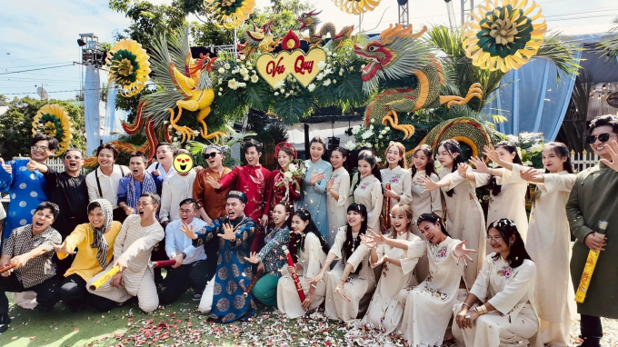 Sao Vbiz "quậy bung nóc" ở đám cưới Đồng Tháp của Puka: Hoà Minzy đứng bàn DJ, BB Trần - Hải Triều đã lên đồ bà ba! - Ảnh 8. Sao Vbiz "quậy bung nóc" ở đám cưới Đồng Tháp của Puka: Hoà Minzy đứng bàn DJ, BB Trần - Hải Triều đã lên đồ bà ba! - Ảnh 8.