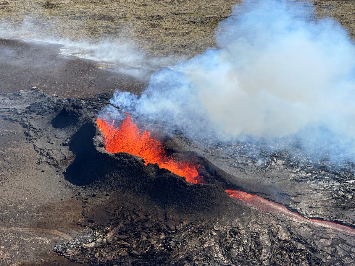 Đường hầm mắc-ma dài 15 km sôi sục trong lòng Iceland - Ảnh 1.