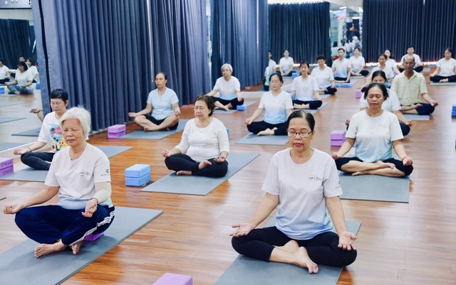 Những chiến binh K đặc biệt trong lớp học Yoga miễn phí ở Sài Gòn: Cô không còn thấy lẻ loi nữa... - Ảnh 2. Những chiến binh K đặc biệt trong lớp học Yoga miễn phí ở Sài Gòn: Cô không còn thấy lẻ loi nữa... - Ảnh 2.