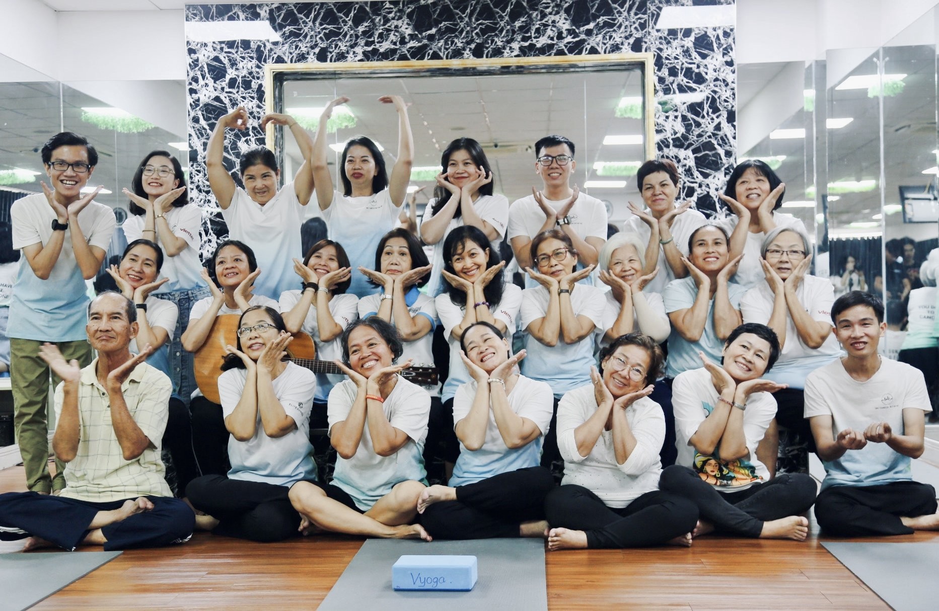 Những chiến binh K đặc biệt trong lớp học Yoga miễn phí ở Sài Gòn: Cô không còn thấy lẻ loi nữa... - Ảnh 11. Những chiến binh K đặc biệt trong lớp học Yoga miễn phí ở Sài Gòn: Cô không còn thấy lẻ loi nữa... - Ảnh 11.