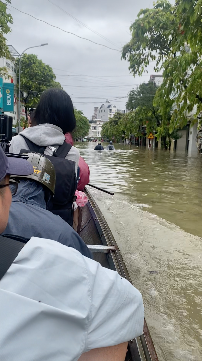 Đi du lịch Huế đúng ngày mưa lụt, cô gái có trải nghiệm 