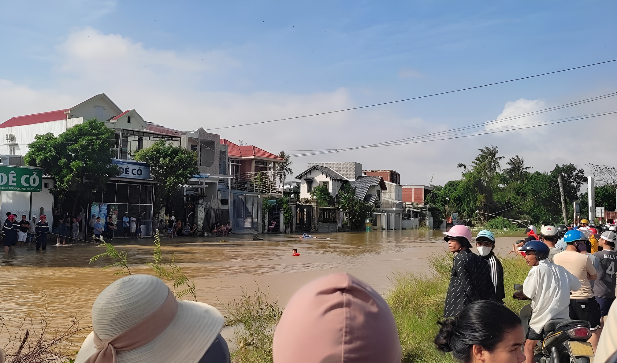 Đang chơi cùng bạn trước nhà, cháu gái 3 tuổi trượt chân xuống sông mất tích - Ảnh 1.