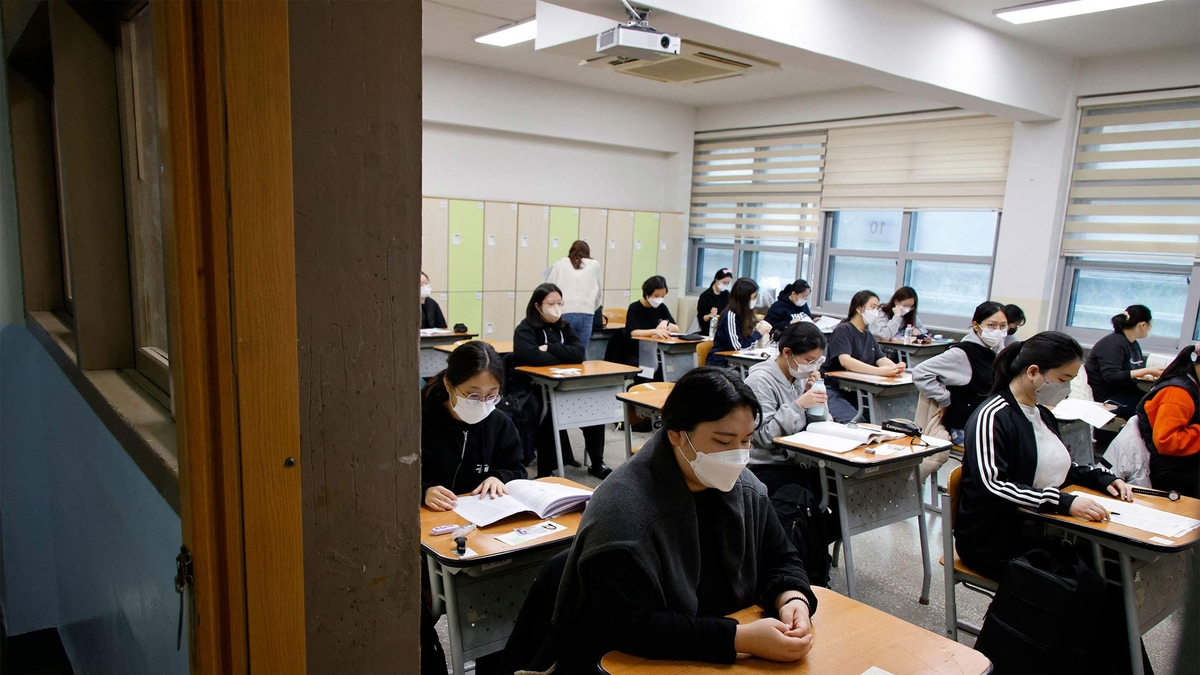 Vì sao kỳ thi đại học ở Hàn Quốc luôn diễn ra vào ngày thứ Năm?- Ảnh 1. Vì sao kỳ thi đại học ở Hàn Quốc luôn diễn ra vào ngày thứ Năm?- Ảnh 1.