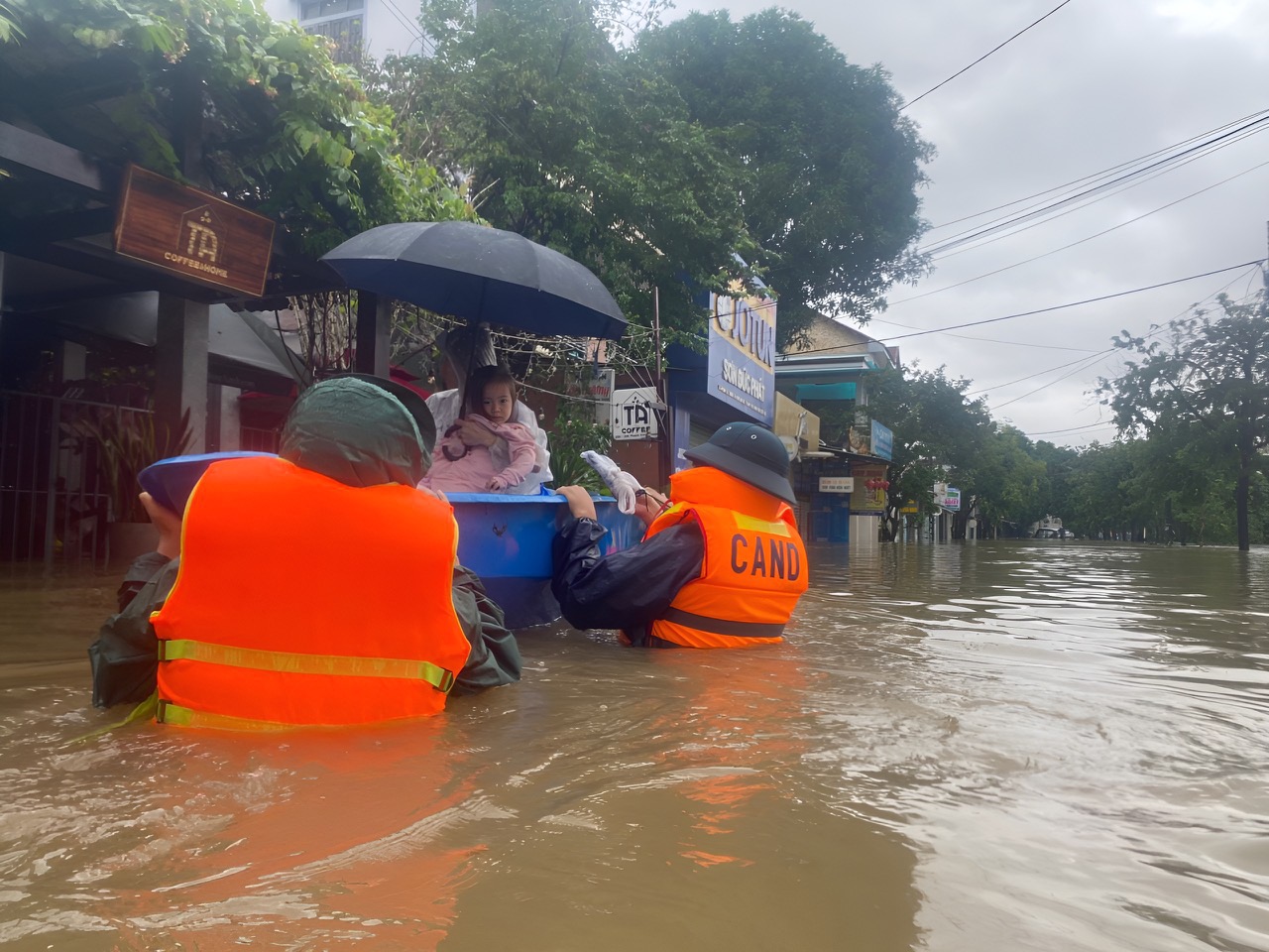 Huế: Mưa lũ khiến 2 người chết và mất tích, hơn 16.000 ngôi nhà bị ngập - Ảnh 1.