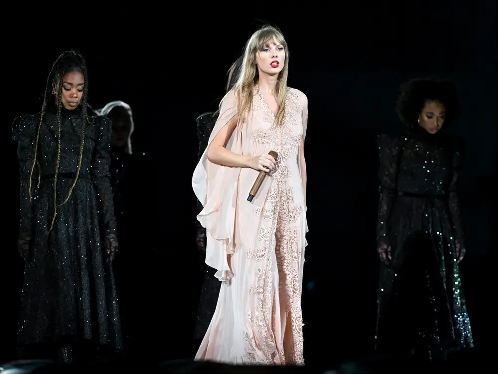 Ngắm nhìn những bộ trang phục gây sốt của Taylor Swift trong The Eras Tour - Ảnh 10.