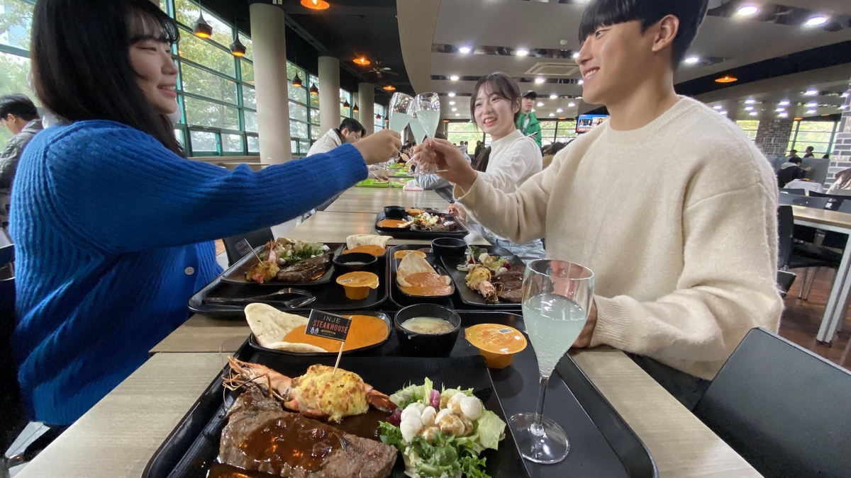 Canteen trường người ta: Trường học Hàn Quốc bán bít tết hảo hạng, nhìn bảng giá còn shock hơn- Ảnh 4.