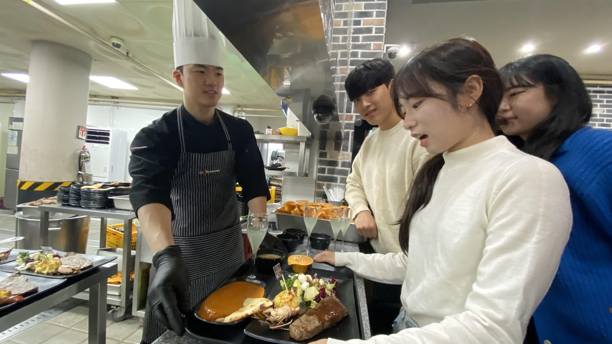 Canteen trường người ta: Trường học Hàn Quốc bán bít tết hảo hạng, nhìn bảng giá còn shock hơn- Ảnh 1.