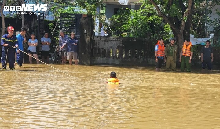 Tìm thấy thi thể cháu bé  3 tuổi mất tích sau khi rơi xuống dòng lũ dữ ở Huế - Ảnh 1.